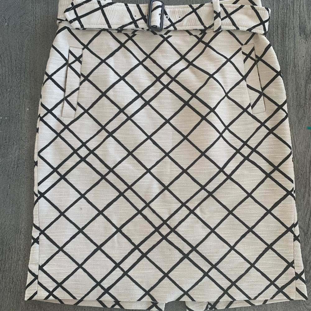 Banana Republic Pencil Skirt/ Geometric Print with side pockets. Size 8